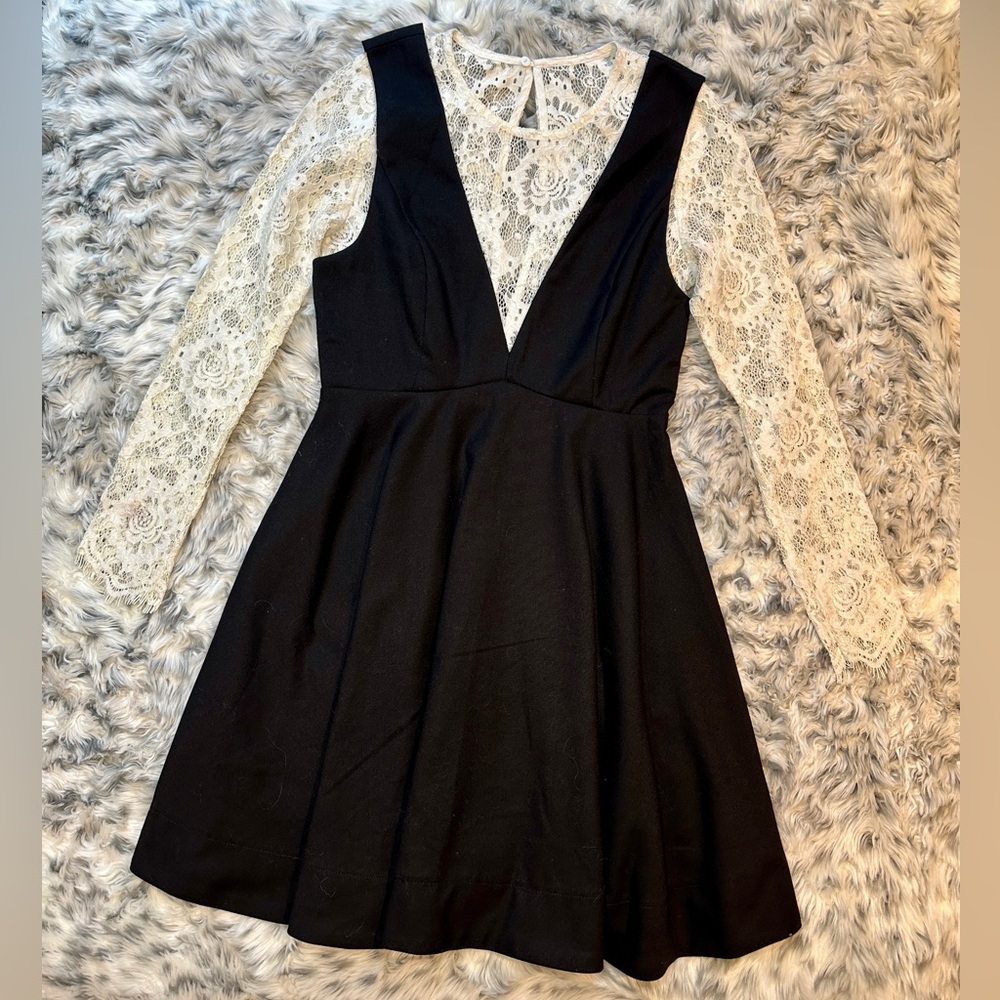 Black & White Lace Sleeves Dress French Style Fit & Flare NWOT Small Knee Length